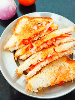 प्याज टमाटर सैंडविच(pyaz tamatar sandwich recipe in hindi) रेसिपी मुख्य फोटो