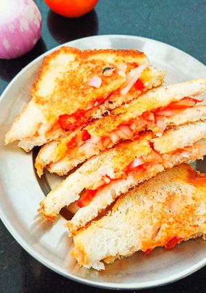 प्याज टमाटर सैंडविच(pyaz tamatar sandwich recipe in hindi) रेसिपी मुख्य फोटो