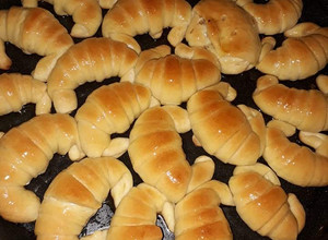 Una foto de Medialunas caseras harina 000♡