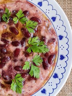 Una foto de Los frijoles más cremosos 🫘 Porotos colorados con crema de vegetales de temporada