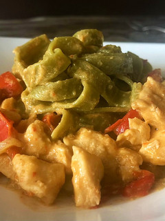 Una foto de Tallarines de espinaca con pollo en salsa de cacahuete