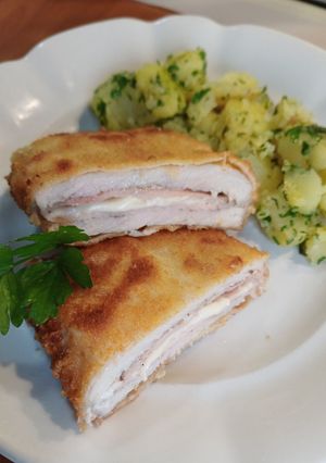 Sajttal, sonkával töltött rántott karaj recept fotója