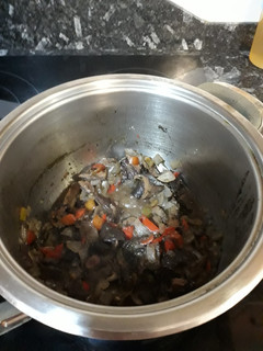 Una foto de Sofrito de verduras y setas variadas