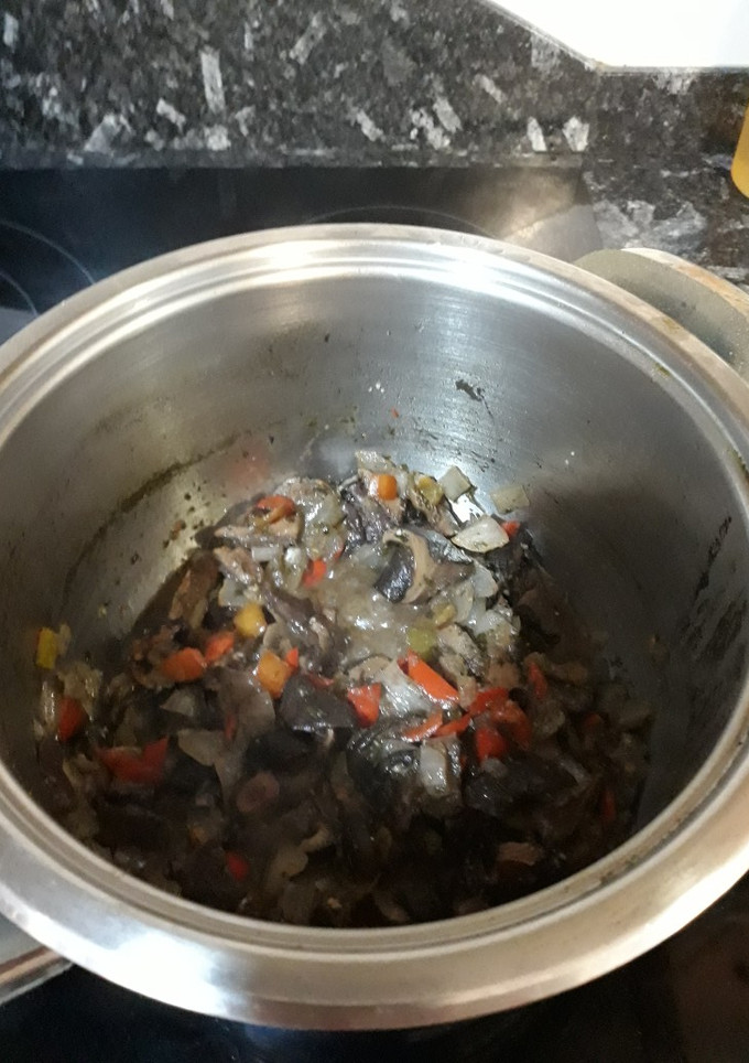 Una foto de Sofrito de verduras y setas variadas