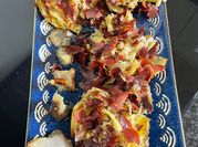 Una foto de lomo de cerdo con queso brie horno