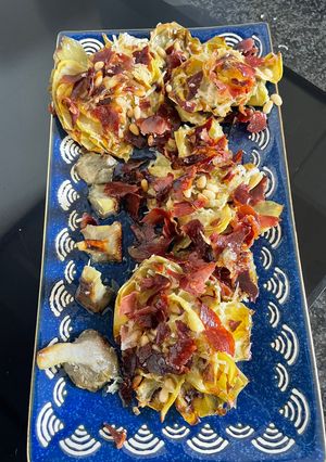 Una foto de Flores de Alcachofas con Brie, Lomo Ibérico y Parmesano
