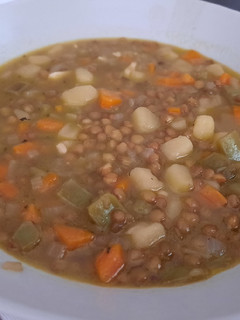 Una foto de Guiso de lentejas vegano
