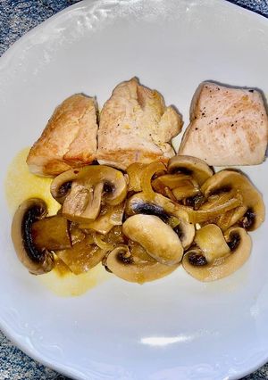 Una foto de Solomillo de pavo 🦃 a la naranja con champiñones