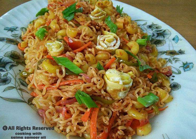 How to Prepare Super Quick Homemade Maggi noddels with veggies and egg