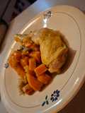 Tajine de patates douces, pommes, poulet et coriandre