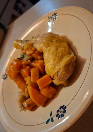 Une photo de Tajine de patates douces, pommes poulet et coriandre