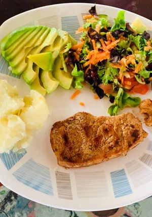 Una foto de Lomo de cerdo con ensalada y papa cocida