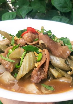 Hình của món Lòng cá lóc xào dưa chua.