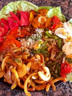 Una foto de Ensalada "media estación", con couz couz #Mercado