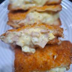 A picture of Risol roti tawar.
