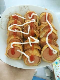 Hình của món Sandwich cuộn xúc xích chiên giòn.
