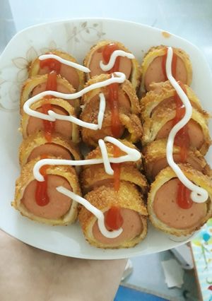 Hình của món Sandwich cuộn xúc xích chiên giòn.