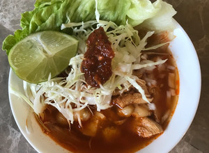 Una foto de Pozole de Pollo