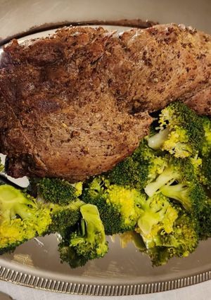 Une photo de Filet de Bœuf au Four avec Brocoli Sauté