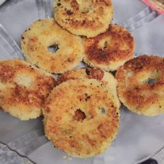 A picture of Potato chicken donuts.