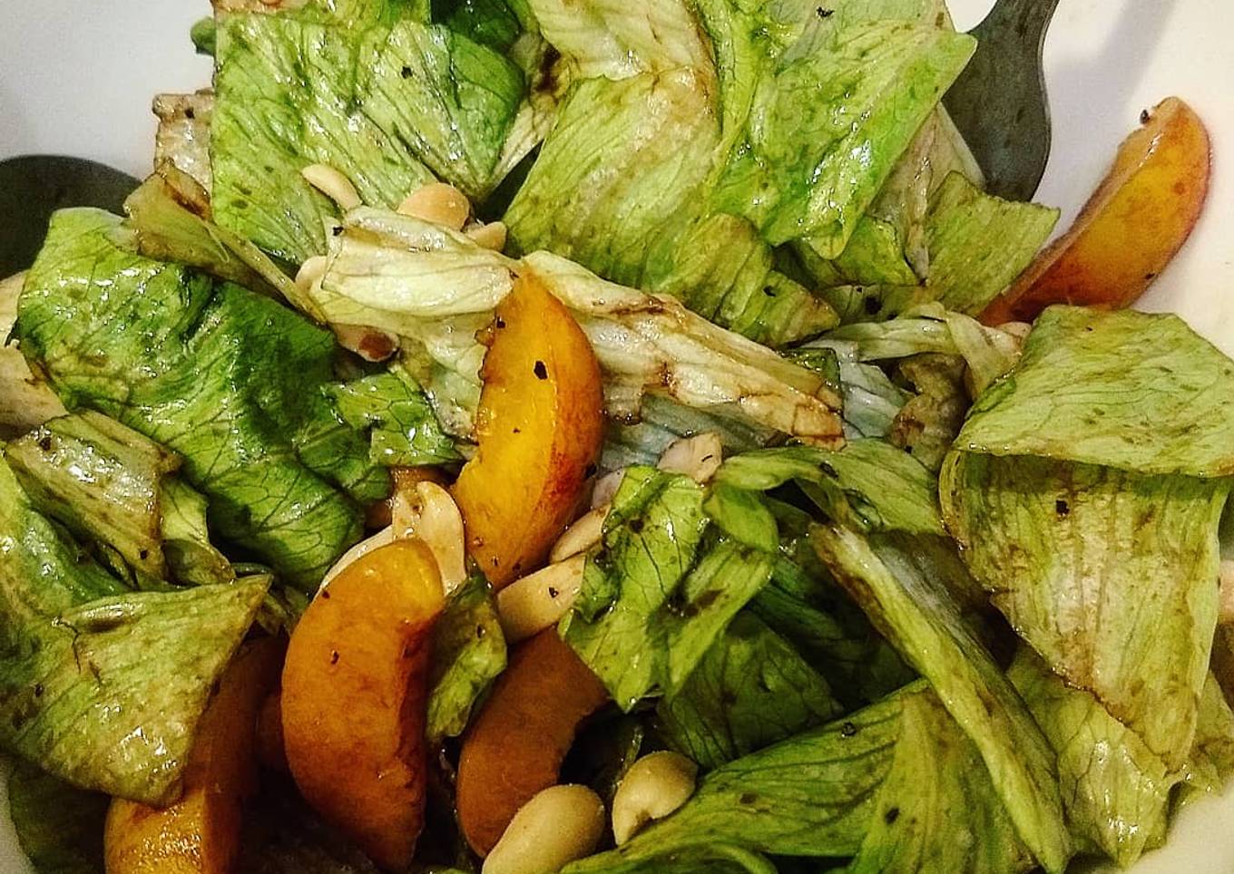Ensalada de durazno y cacahuates con vinagreta balsámica