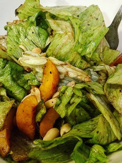 Una foto de Ensalada de durazno y cacahuates con vinagreta balsámica