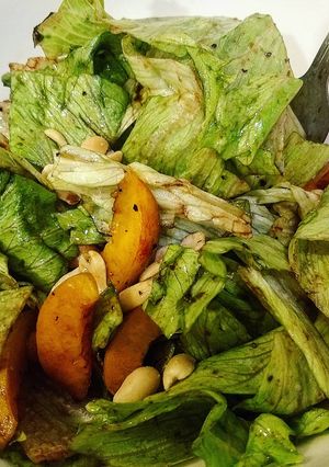 Una foto de Ensalada de durazno y cacahuates con vinagreta balsámica
