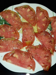 Una foto de Tomate corazón de toro con ajo molido y sal de escamas