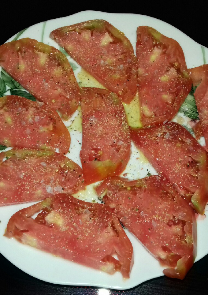 Una foto de Tomate corazón de toro con ajo molido y sal de escamas
