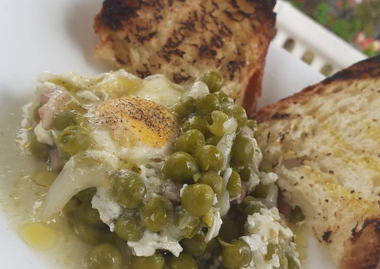 Uova con piselli e pancetta