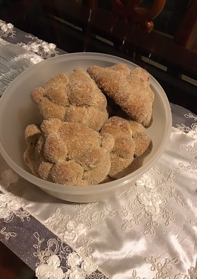 Una foto de Pan de muerto de masa madre