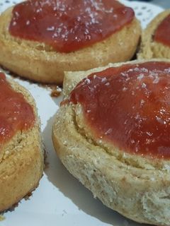 Una foto de Facturas integrales de coco y membrillo para el mate