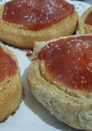 Una foto de Facturas integrales de coco y membrillo para el mate