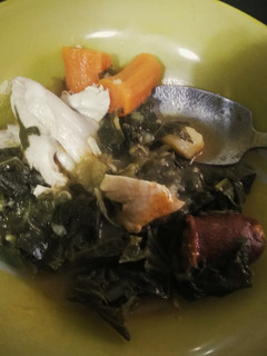 Una foto de Berzas con verduras y pollo