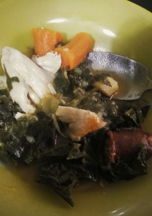 Una foto de Berzas con verduras y pollo