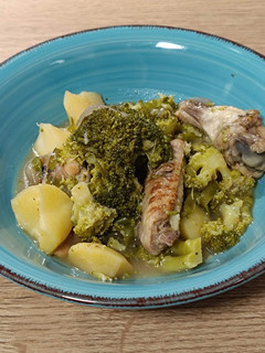Una foto de Alitas de pollo con patatas y brócoli