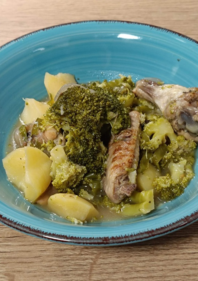 Una foto de Alitas de pollo con patatas y brócoli