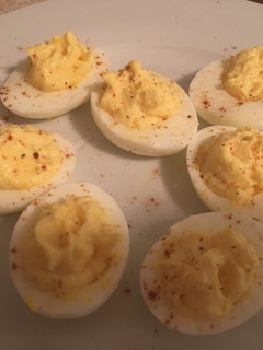 Una foto de Huevos endiablados o deviled eggs