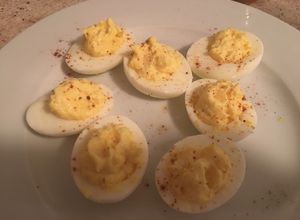 Una foto de Huevos endiablados o deviled eggs