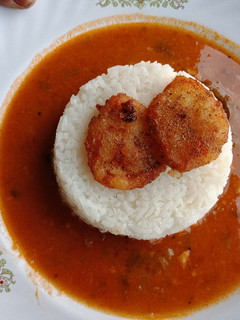 A picture of Curry Chawal with Aloo Fry.