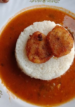 A picture of Curry Chawal with Aloo Fry.