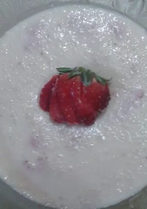 A picture of Strawberry phirni.