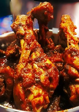 হট এন্ড স্পাইসি চিকেন কারি (hot and spicy chicken curry recipe in Bengali) রেসিপির প্রধান ছবি