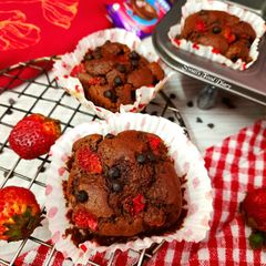 A picture of Chocolate Muffin with Strawberry.