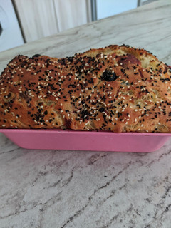 A picture of Olive and onion bread.