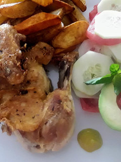 Una foto de Pollo Frito con Bastones de Papa y Camote a lo Carmelita.