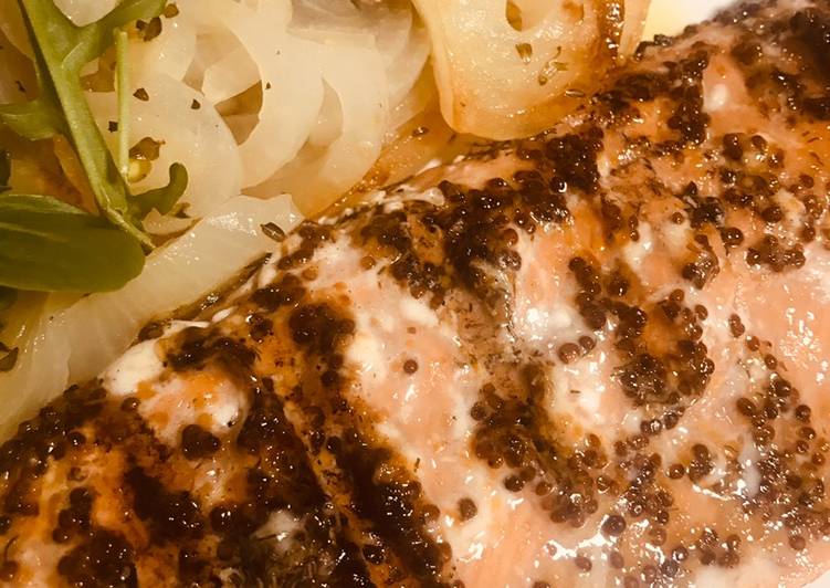 Salmón salvaje marinado, a las brasas, con cebolla en paquetito