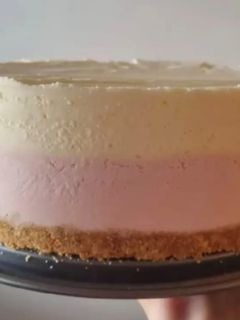 Una foto de Tarta de queso de fresa y limón