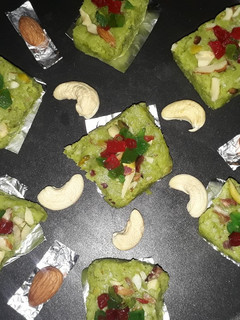 लौकी की बर्फी (lauki ki barfi recipe in Hindi) रेसिपी मुख्य फोटो