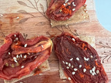 Tostaditas de tomates secos, oliva, pimentón ahumado y sésamo (picada rica y saludable)